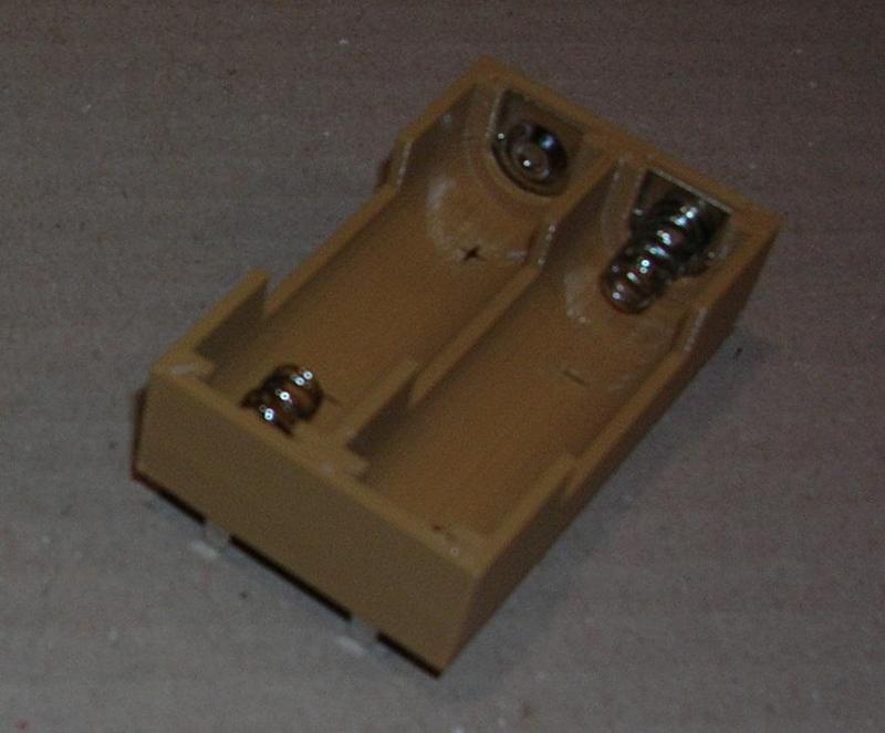 Battery box for two 1.5V AA batteries in series connection