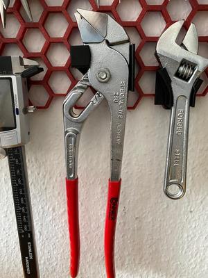 Pipe wrench holder for honeycomb storage wall system (HSW)