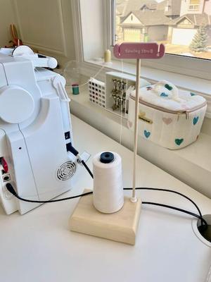 Desktop thread stand