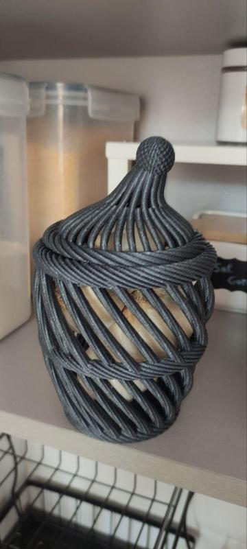 Garlic pot with closing cover