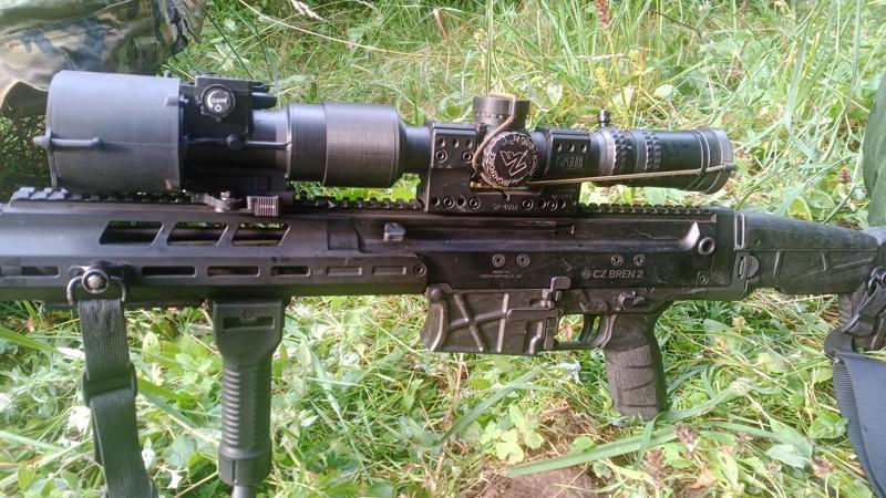 Kryt mezi optikou a noktovizorem u Bren 2 PPS