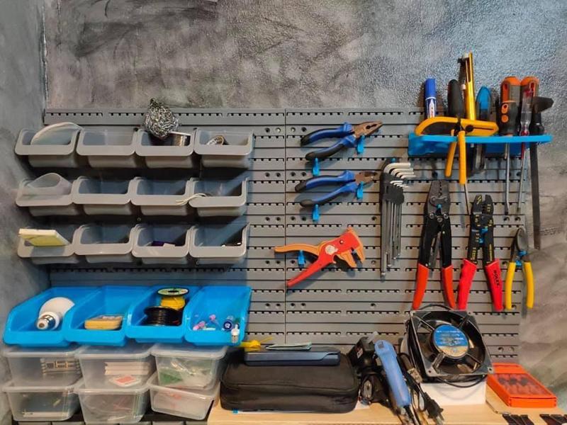 Pegboard leg (latch type)