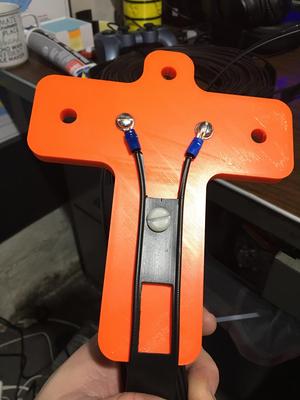 Dipole center insulator and hanger