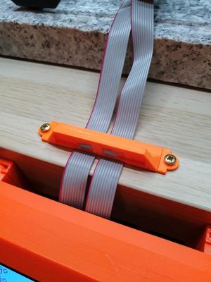 Abnehmbarer Tuerverschluss mit Kabelführung Ikea Enclosure