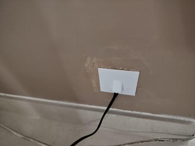 Loudspeaker wall terminal with cover