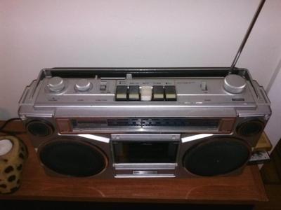 Sears SR 2100 Boombox radio button