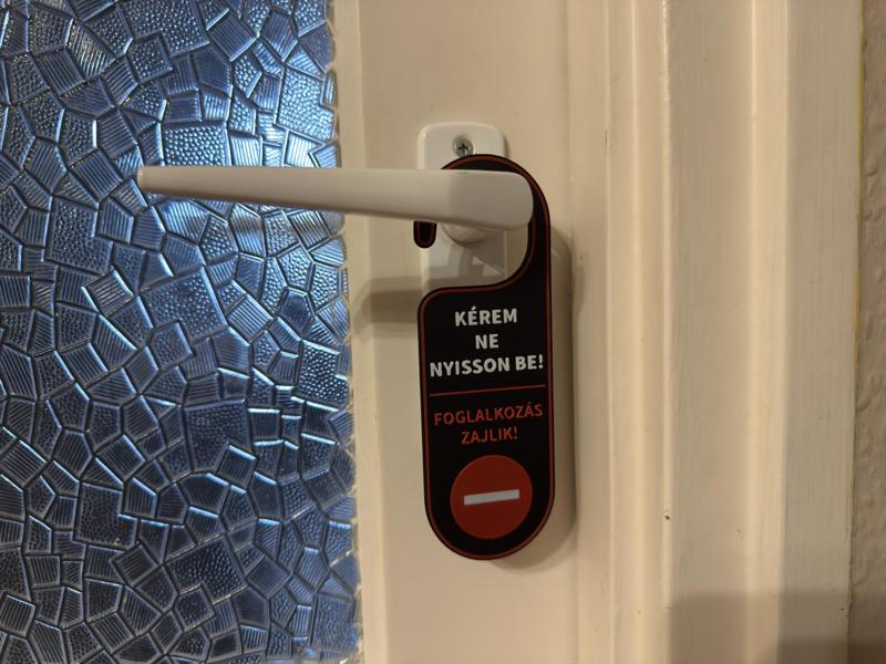 Non-locking door plate - Hungarian/Magyar