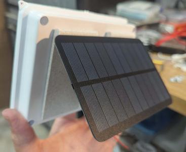 V-mounting plate for 5.5in x 3.5in solar panel