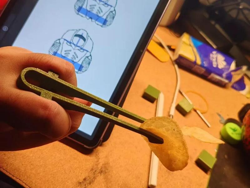 A Handy Snack Clip to Prevent Dirty Hands (Perfect for Potato Chips)