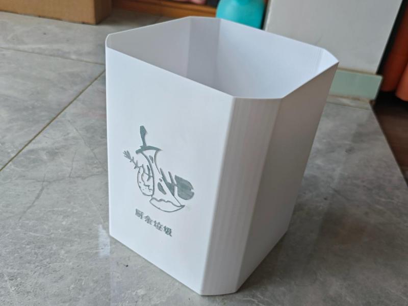 Kitchen countertop food waste bin using supermarket vegetable packaging bags