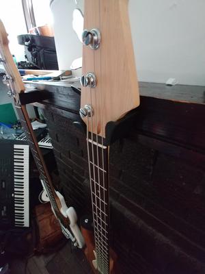 Fender bass hanger
