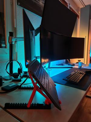 Adjustable laptop stand