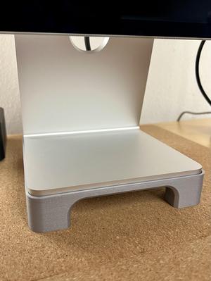 Apple Studio Display (2022) Raiser