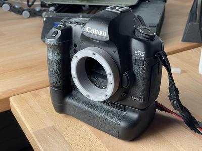 Canon EF/EF-S lens mount with screw holes