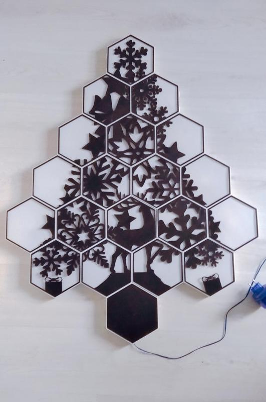 Wall-mounted Christmas tree