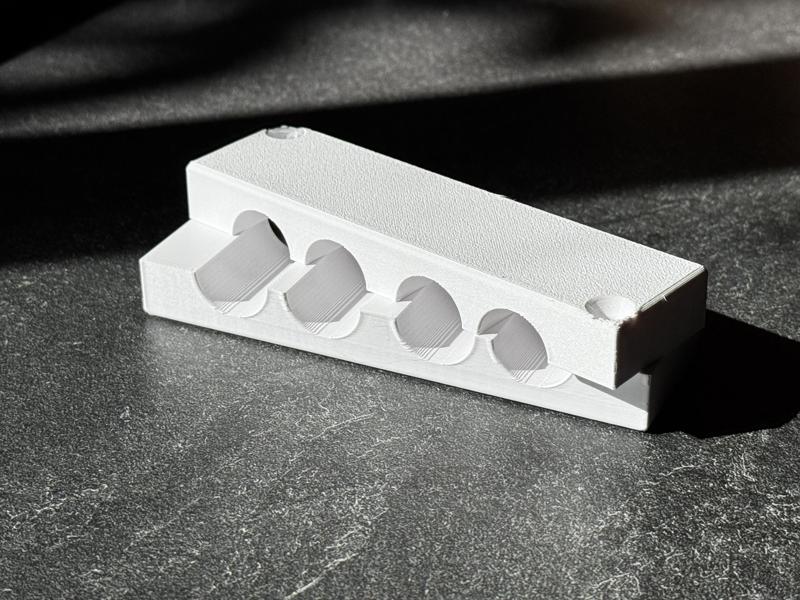 GrizzlE Smart Cable Wall Holder