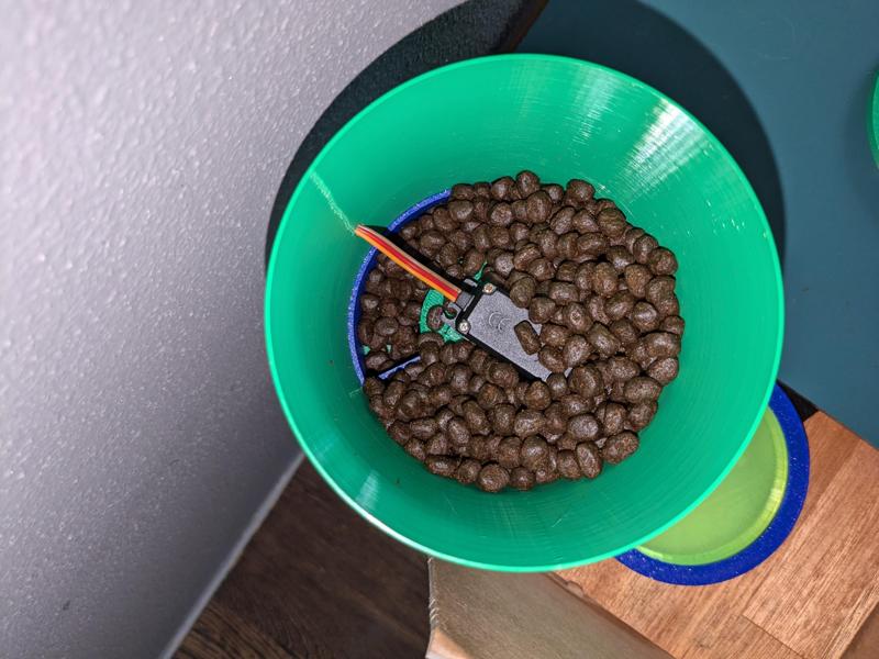 Automatic pet feeder
