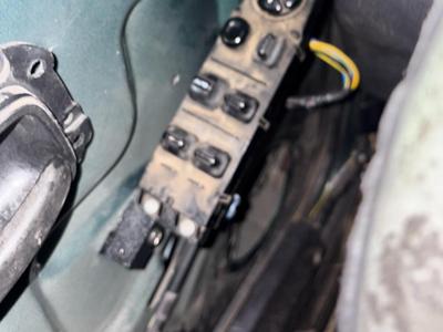 97-01 Xj Driver Window Switch Holder