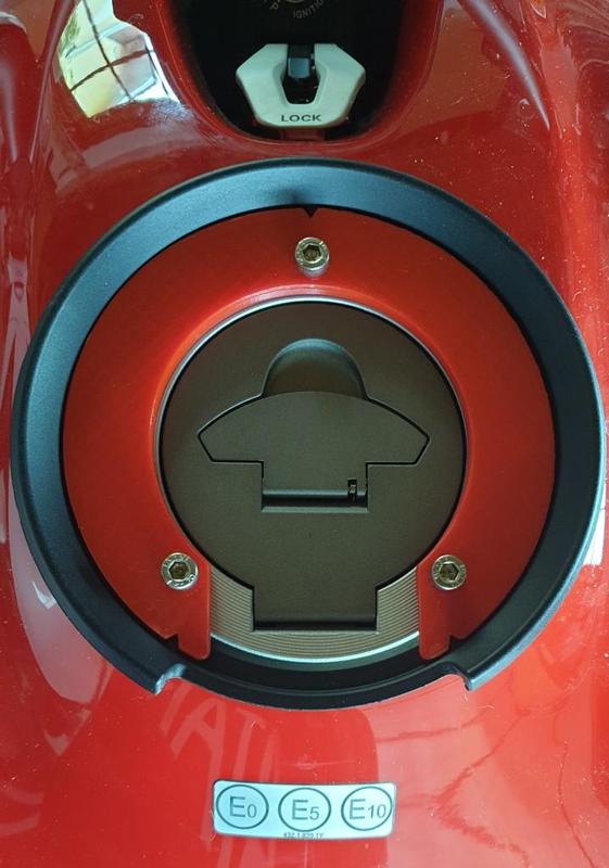 Mounting the Givi adapter to Ducati