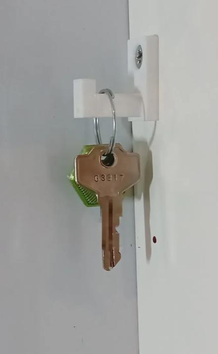 screwable key hanger