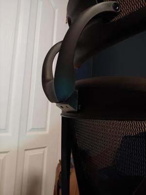 Staples Dexley headrest riser