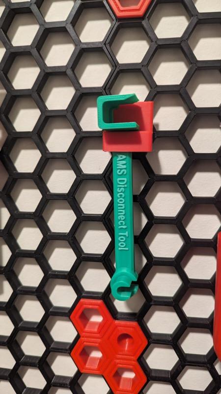 AMS disconnect tool holder for honeycomb wall