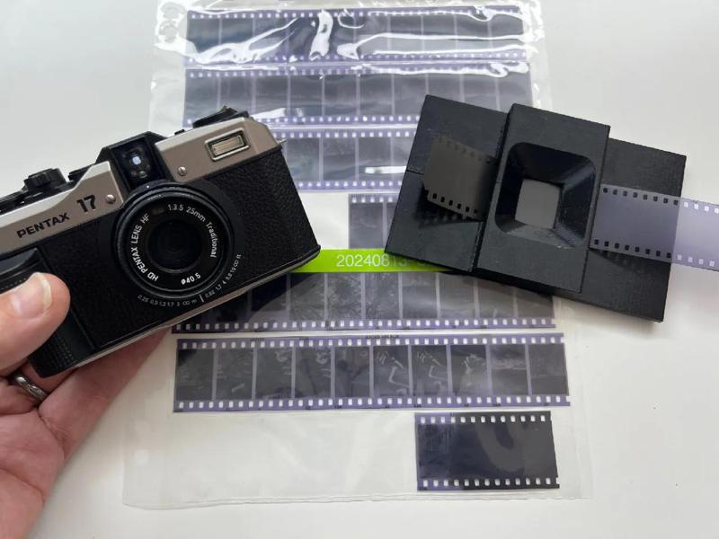 Half-frame 35mm Negative Holder compatible with Pentax 17 and Valoi base   