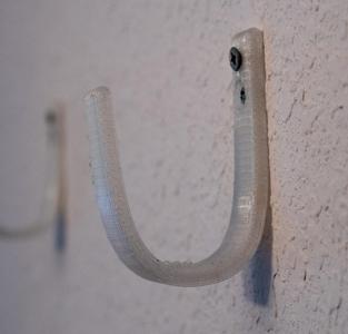 Sturdy ribbon-style wall hook
