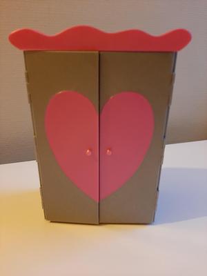 Armoire poupée