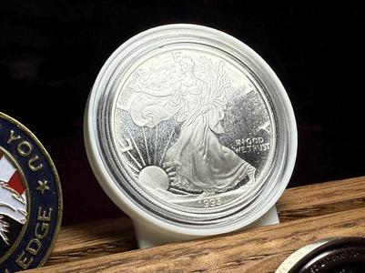 Coin capsule to challenge coin stand adapter