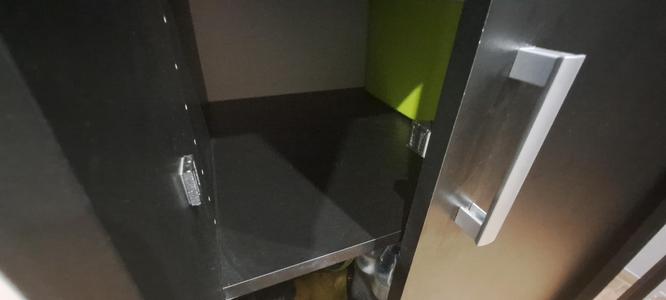 Sliding door magnet connector