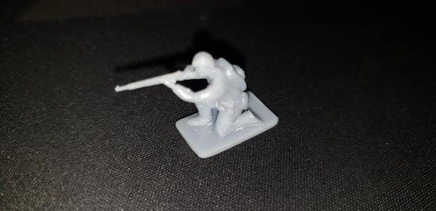 1/72 scale WWII U.S. soldier crouched. Free