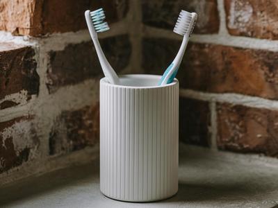 Modern Ribbed Holder