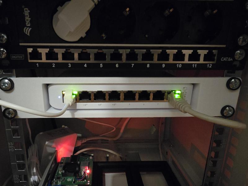 Ubiquiti Unifi USW 8 Lite Switch - Rackmount (10" / inch metal racks)