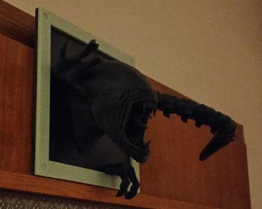 Xenomorph in the ceiling, parts fit, new frame for closer look to the photo