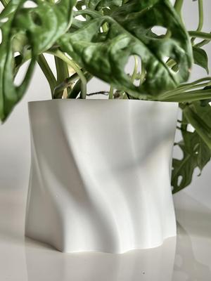 Flowy planter pot