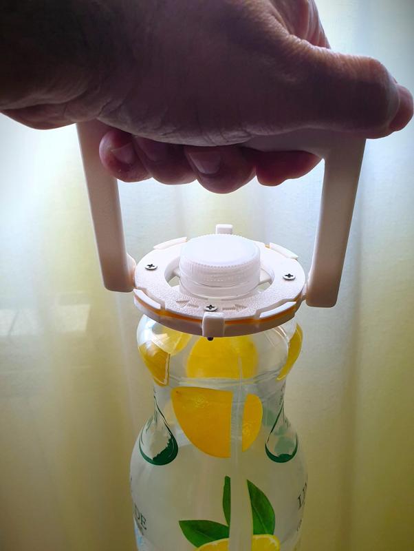 Portabotellas ajustable. Adjustable bottle holder