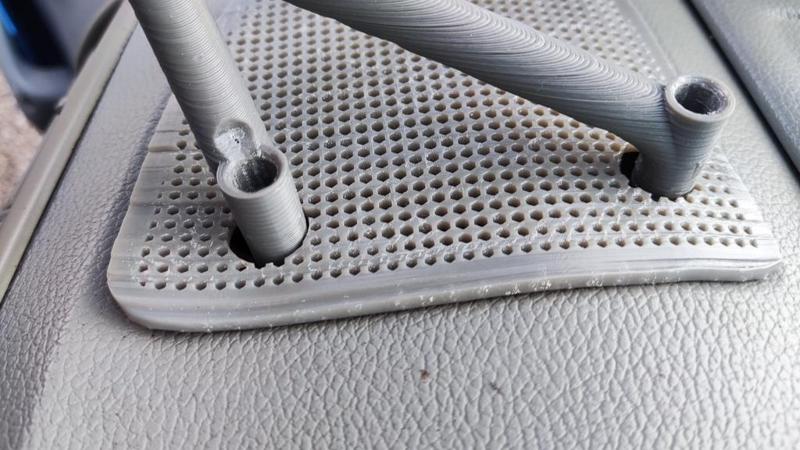 Grille haut parleur planche de bord Twingo 1 avec trous pour support telephone / Twingo 1 dashboard speaker grill with holes for phone holder