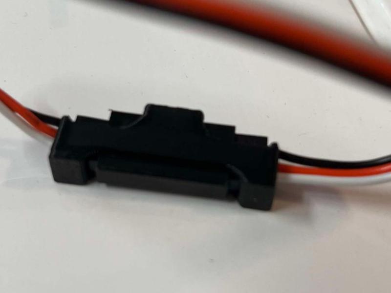 Safety servo lead clamp