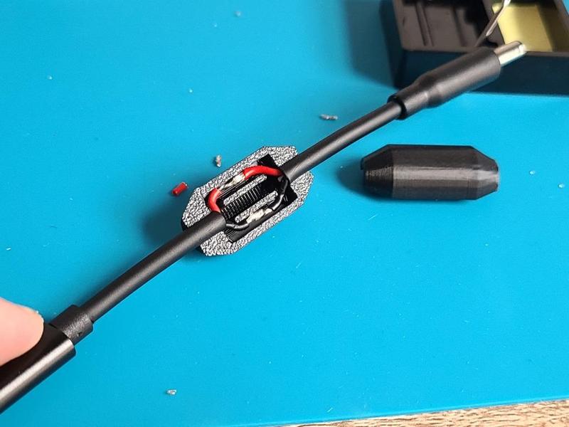 Low Voltage/USB Cable Connector