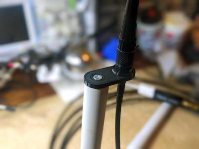 Antenna mounting bracket