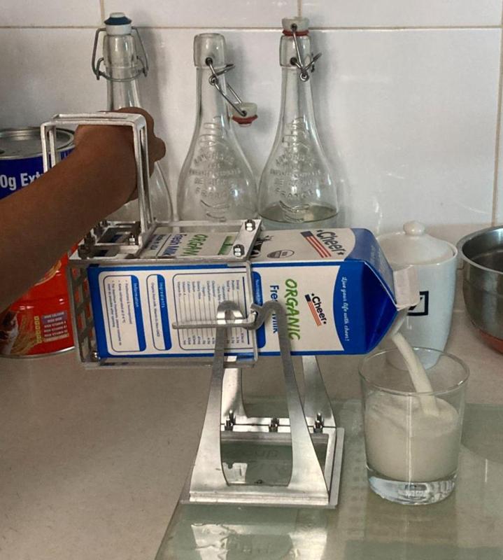 Arthritis-friendly carton pourer