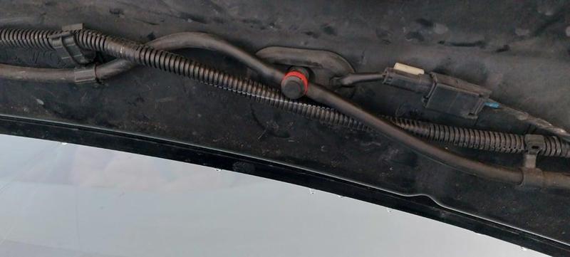 Volvo V70 bonnet washer T-piece