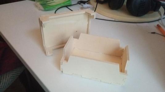 Box with self-adjusting lid