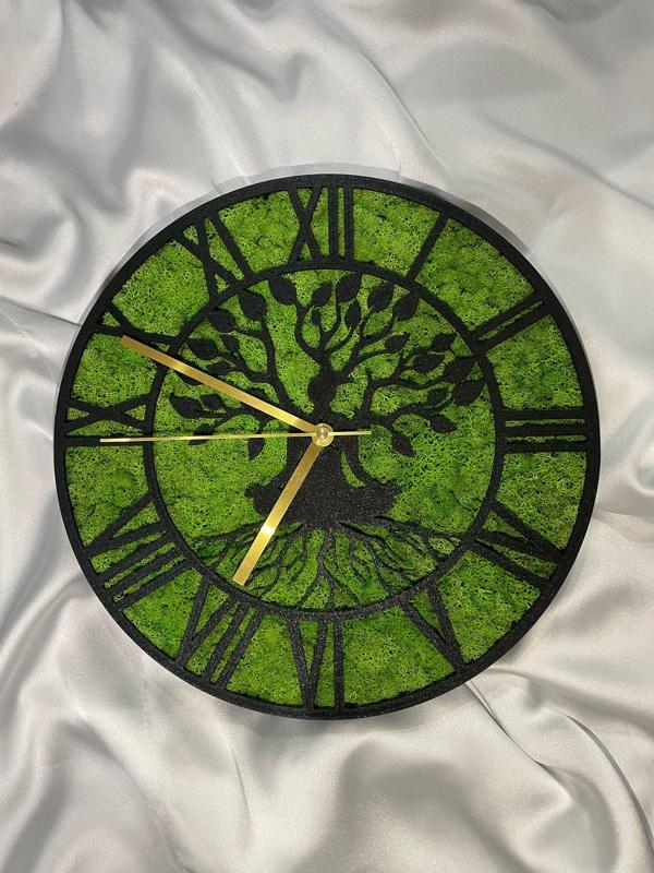 wall-mounted watch with stabilized moss