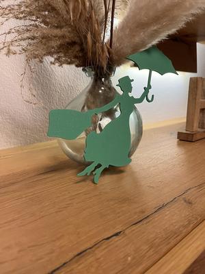 🧹 Merry, die fliegende Nanny – Deko mit Stil