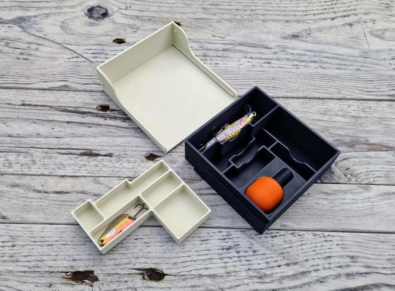 Small two-compartment tackle box