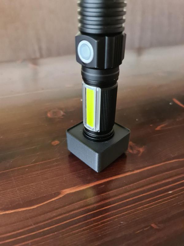 Gridfinity RehKittz S2600 Flashlight magnetic Mount/stand