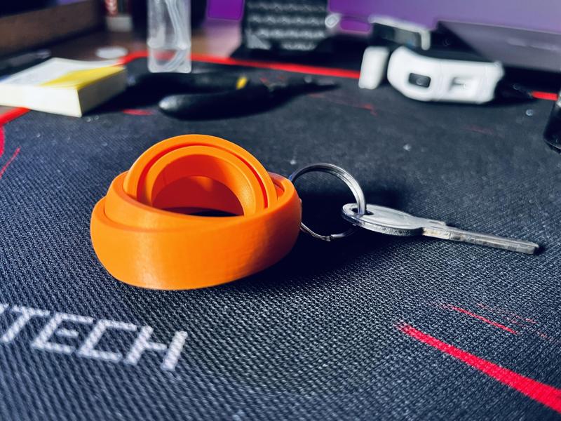 Rotating rings keychain