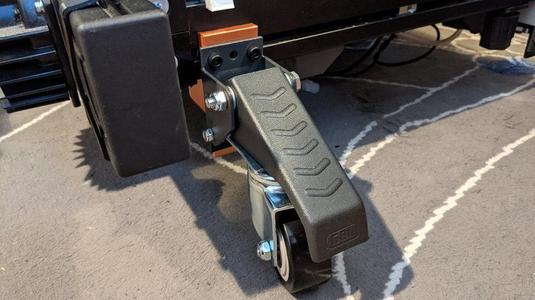 Workbench casters mounting plate